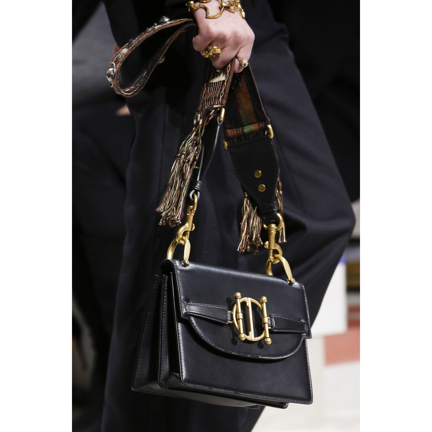 Фото Details Christian Dior , Details Dior Fall 2018 Ready-to-Wear , Детали показа Кристиан Диор , Детали показа Диор осень зима 2018 , Fashion show , неделя моды в Париже , PFW , Мария Грация Кьюри , Mainstyles